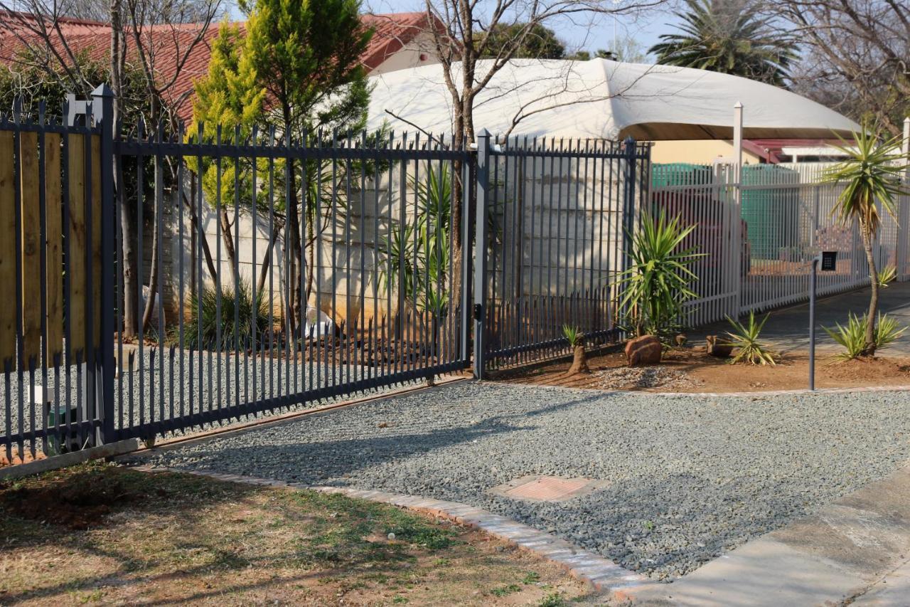 Nini'S Guest Units Hotel Bloemfontein Exterior photo