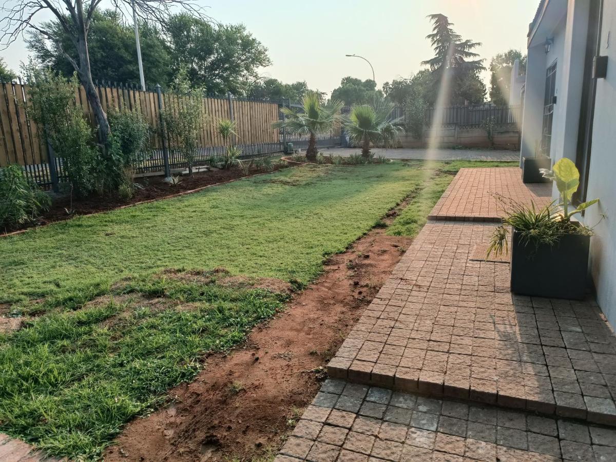 Nini'S Guest Units Hotel Bloemfontein Exterior photo